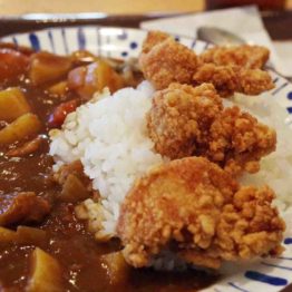 Karaage Kare di ManGiappone riso con curry giapponese e pollo fritto